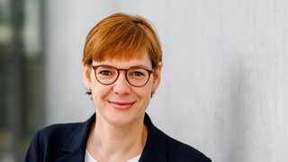 Rentenexpertin Prof. Marlene Haupt schaut freundlich in die Kamera. In SWR1 Leute spricht sie über das deutsche Rentensystem, Altersarmut und weshalb Frauen oft geringere Renten als Männer bekommen.