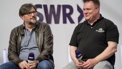 Gäste zum Thema Kino auf der SWR-Bühne beim Maimarkt in Mannheim: Der Regisseur von "Als ob die Welt tanzt" Mario di Carlo (links) und der Geschäftsführer der Planken Lichtspiele Oliver Lebert (rechts)