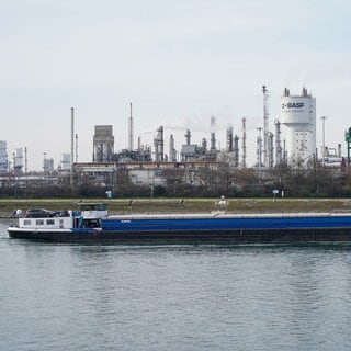 Der niedrige Wasserstand auf dem Rhein macht der Industrie langsam Sorgen.