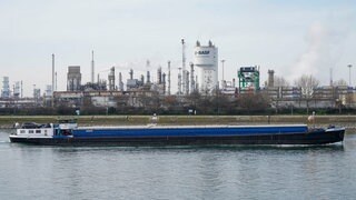 Der niedrige Wasserstand auf dem Rhein macht der Industrie langsam Sorgen.
