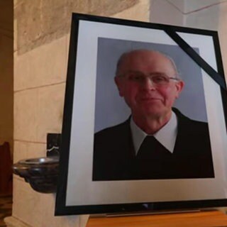 Portrait des Altbischof Kamphaus in einem schwarzen Rahmen