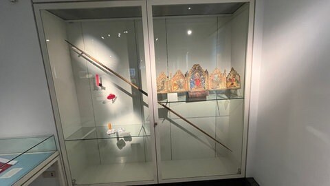 In der neuen Ausstellung in der Badischen Landesbibliothek ist auch ein Speer zu sehen.