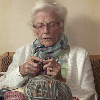 Barbara Benz strickt auch mit 100 Jahren noch Socken, um Geld für die Krebshilfe zu sammeln.
