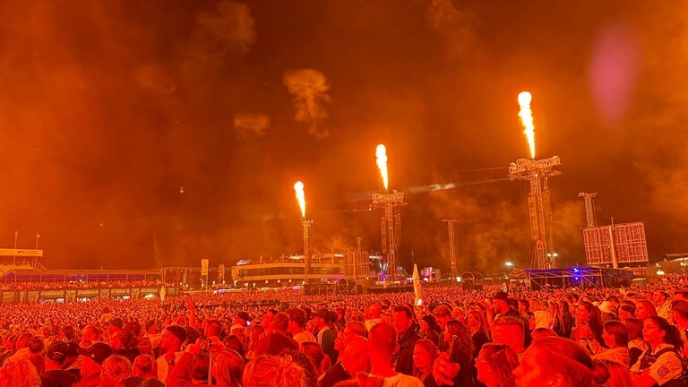 Fans vor der Glücksgefühle-Bühne 