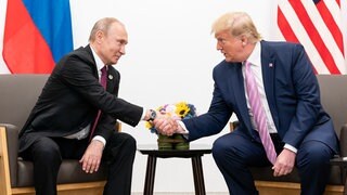 Wladimir Putin, Präsident von Russland, und Donald Trump, Präsident der USA, geben sich auf einem G20-Treffen im Sommer 2019 die Hände.