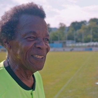Schiedsrichter steht auf einem Fußballfeld.