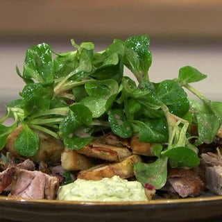Knödelgröstel mit Kürbiskern-Dip und Feldsalat