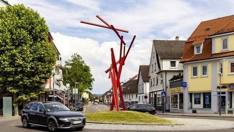 Die Große Kreisstadt Eislingen in Baden-Württemberg setzt auf Kreiselkunst. Auf jeder Mittelinsel der zahlreichen Kreisverkehre sind Skulpturen und andere Kunstwerke zu sehen, wie zum Beispiel die 6,50 Meter hohe rote Plastik des Stuttgarter Künstlers Christoph Freimann.