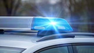 Blaulicht eines Polizeiautos. (Symbol) Das vermisste Mädchen aus Lörzweiler ist laut Polizei wohlbehalten wieder zu Hause. 