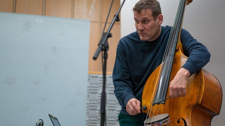 Mann spielt Kontrabass