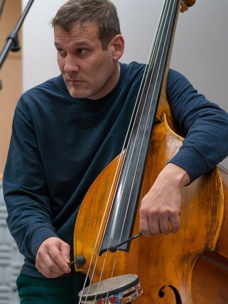 Mann spielt Kontrabass