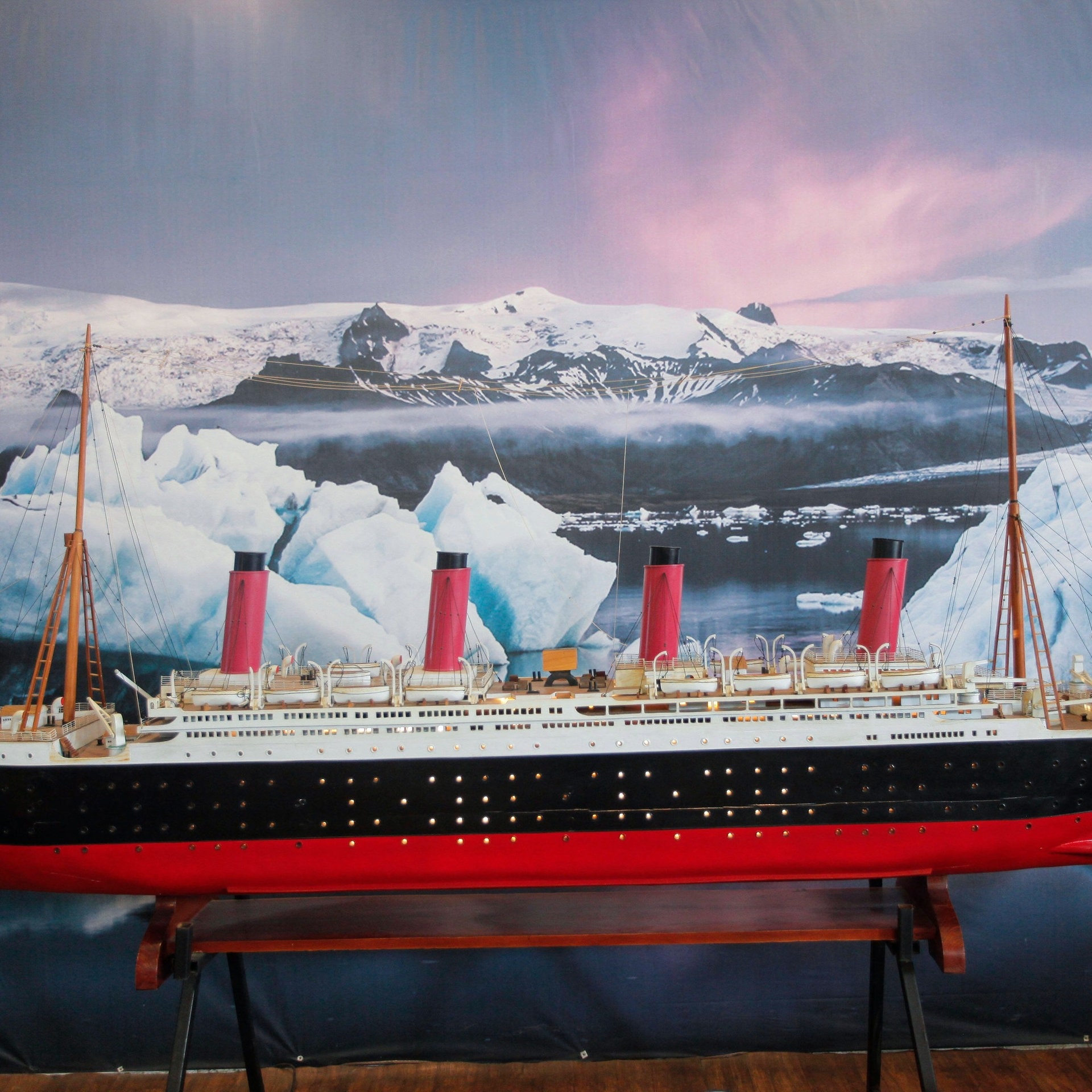 Wie misst man das Gewicht eines Schiffes – beispielsweise der "Titanic"? episode artwork