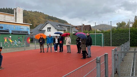 Die klagenden Anwohner zusammen mit Vertretern der Stadt Lahr und den Richtern des Freiburger Verwaltungsgerichts vor Ort in Lahr-Sulz.