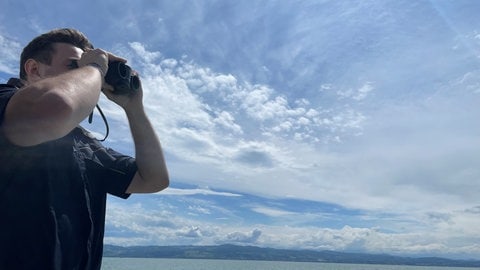 Mit dem Zollboot sind auf dem Bodensee vor Friedrichshafen Beamte unterwegs und suchen nach Schmuggelware