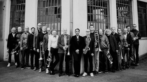 Die SWR Big Band mit der Sängerin Fola Dada