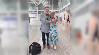 Familiengeheimnis gelüftet: Heidi Nushöhr aus Ulm steht mit ihrem Bruder John aus den USA am Flughafen. Nach knapp 60 Jahren haben sie sich gefunden.