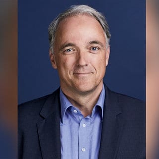 Medizinjournalist und Bestsellerautor Dr. Werner Bartens schaut in die Kamera. | Vom Aderlass zur Gentherapie