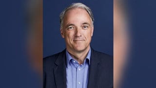 Medizinjournalist und Bestsellerautor Dr. Werner Bartens schaut in die Kamera. | Vom Aderlass zur Gentherapie