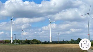 Wind·räder in der Gemeinde Berghülen in Baden-Württemberg. Die Gemeinde macht sehr viel Strom. Rechts das SWR Logo für Leichte Sprache.