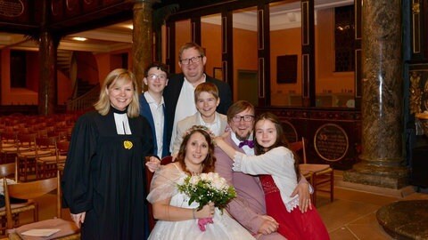Eine vollzogene Trauung in der evangelischen Unionskirche im Taunusort Idstein bei der Aktion 2024.