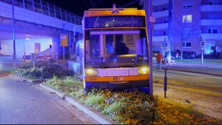 Die Straßenbahn, die von einem Streifenwagen der Polizei in Ludwigshafen getroffen wurde, entgleiste. Fünf Personen wurden beim Unfall verletzt.
