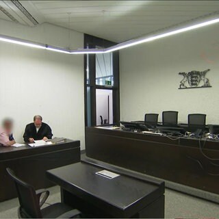 Gerichtssaal mit angeklagtem und Anwalt