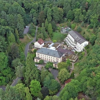 Gebäude in einer Wald-Region