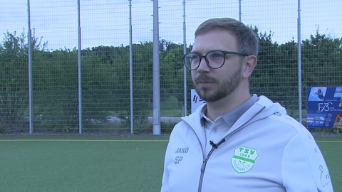 Sebastian Pfuhl vom TSV Rudersberg steht an der Stelle, an der er einige Tage zuvor einen Mitspieler wiederbelebt hat. Der Mann hatte während eines Kreisliga-Spiels gegen den TV Oeffingen einen Herzinfarkt erlitten.
