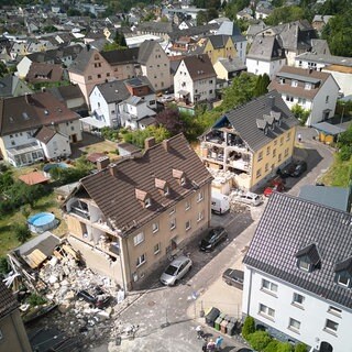 Häuser in Höhr-Grenzhausen (Westwerwaldkreis) wurden durch das Unwetter beschädigt. Zwei davon wurde durch ein Tornado Teile der Hauswand rausgerissen.