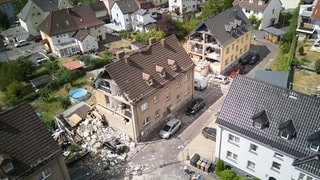 Häuser in Höhr-Grenzhausen (Westwerwaldkreis) wurden durch das Unwetter beschädigt. Zwei davon wurde durch ein Tornado Teile der Hauswand rausgerissen.