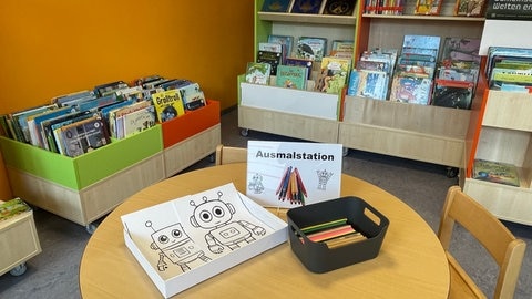 Ein Basteltisch in der Bibliothek in Lambsheim: Bibliotheken wollen auf vielerlei Art Lust aufs Lesen machen 