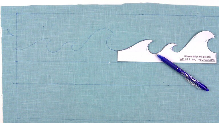 Die Motive mit Hilfe der Schablonen und wasserlöslichem Markierstift oder Trickmarker auf die rechte Stoffseite zeichnen.