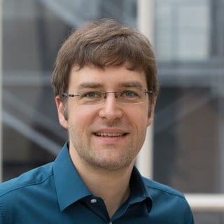 Bernhard Seiler steht im Gang eines SWR-Gebäudes.