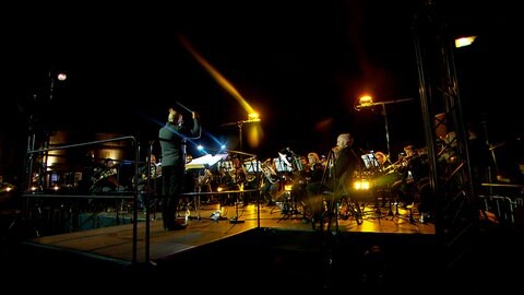 Generalprobe für das audiovisuelle Kunstprojekt "Sound Bridges" in Ulm - Musizierende der Stadtkapellen Ulm und Neu-Ulm am Donauufer in Neu-Ulm. Auch hier wird auf zwei sich gegenüber stehenden Bühnen agiert.