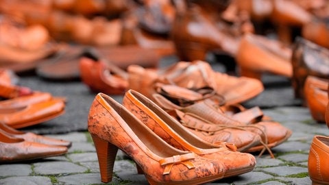 Anlässlich des internationalen Tages gegen Gewalt an Frauen finden in Rheinland-Pfalz viele Aktionen mit orangenen Schuhen, Bannern oder Beleuchtungen statt