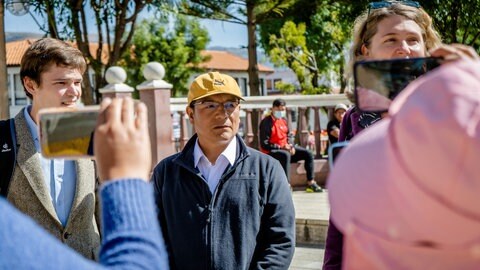 Der peruanische Bergbauer Saul Luciano Lliuya steht vor einem peruanischen Gerichtshof. Lliuya hatte eine Klimaklage gegen das Energieunternehmen RWE erhoben. Der Kläger warf dem deutschen Unternehmen vor, durch die produzierten CO2-Emissionen zum Teil mitverantwortlich für den Klimawandel zu sein.