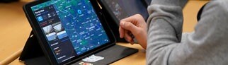 Symbolbild: Schüler arbeiten auf einer Schulbank an einem Tablet. BW will trotz des Aus der Ampel eine schnelle Umsetzung des DigitalPaketes 2.0. für Schulen.