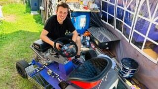 Moritz Vogel baut einen Rasenmäher um, damit er beim 20. Rasenmäher-Rennen in Sembach teilnehmen kann.