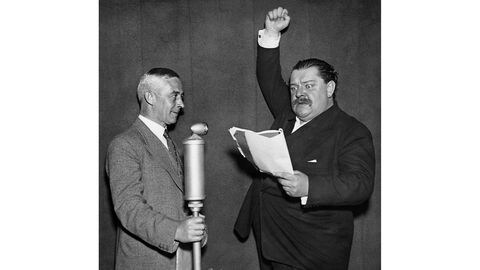 Heinrich George (rechts) und der Intendant der "Berliner Funkstunde", Friedrich Arenhövel, 1933 bei einer Probe des Hörspiels "Werkmeister Ohle"pi