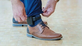 Der Landtag in Baden-Württemberg diskutiert über die Einführung der elektronischen Fußfessel zum Schutz vor häuslicher Gewalt und Stalking. (Symbolfoto)