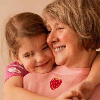 Portrait einer Oma mit ihrer Enkelin