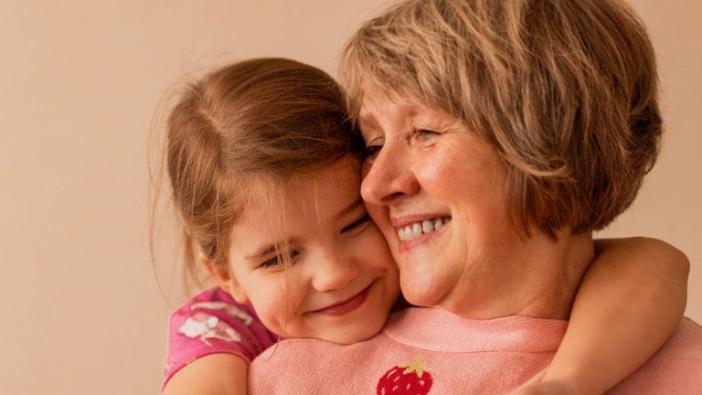 Portrait einer Oma mit ihrer Enkelin