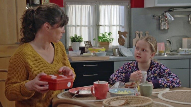 Eva und Carlotta frühstücken