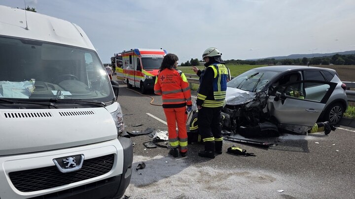 Ein Auto und ein Transporter sind zwischen Waldmohr und Schönenberg-Kübelberg (Kreis Kusel) kollidiert.