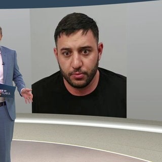 Moderator mit Bild des Täters im Hintergrund