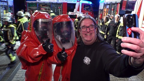 Sänger Killermichel macht ein Selfie mit er Freiwilligen Feuerwehr Karlsdorf-Neuthard