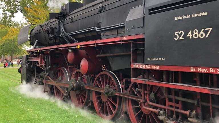 Es handelt sich um eine Güterzugdampflok der Baureihe 52, gebaut 1943 in Potsdam-Babelsberg.