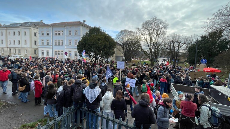 Schülerinnen und Schüler in Tübingen demonstrieren gegen die Wehrdienstpläne der Bundesregierung. Aufgerufen hatte das junge Bündnis "Schulstreik gegen Wehrpflicht".