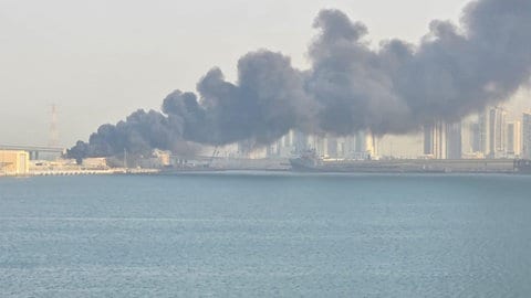 Vom Fluss aus sieht man dicken Rauch über den Häusern von Abu Dhabi. Für Lotta Bürker ist der Krieg in Nahost von dem Balkon der Kabine des Kreuzfahrtschiffs aus, am Port Zayed in Abu Dhabi (Vereinigte Arabische Emirate) ganz nah.