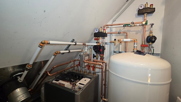 Wärmepumpe mit Warmwasserspeicher in einer Dachkammer